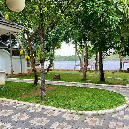 Waterfront By Palmyra Apartamento Kollam Exterior foto