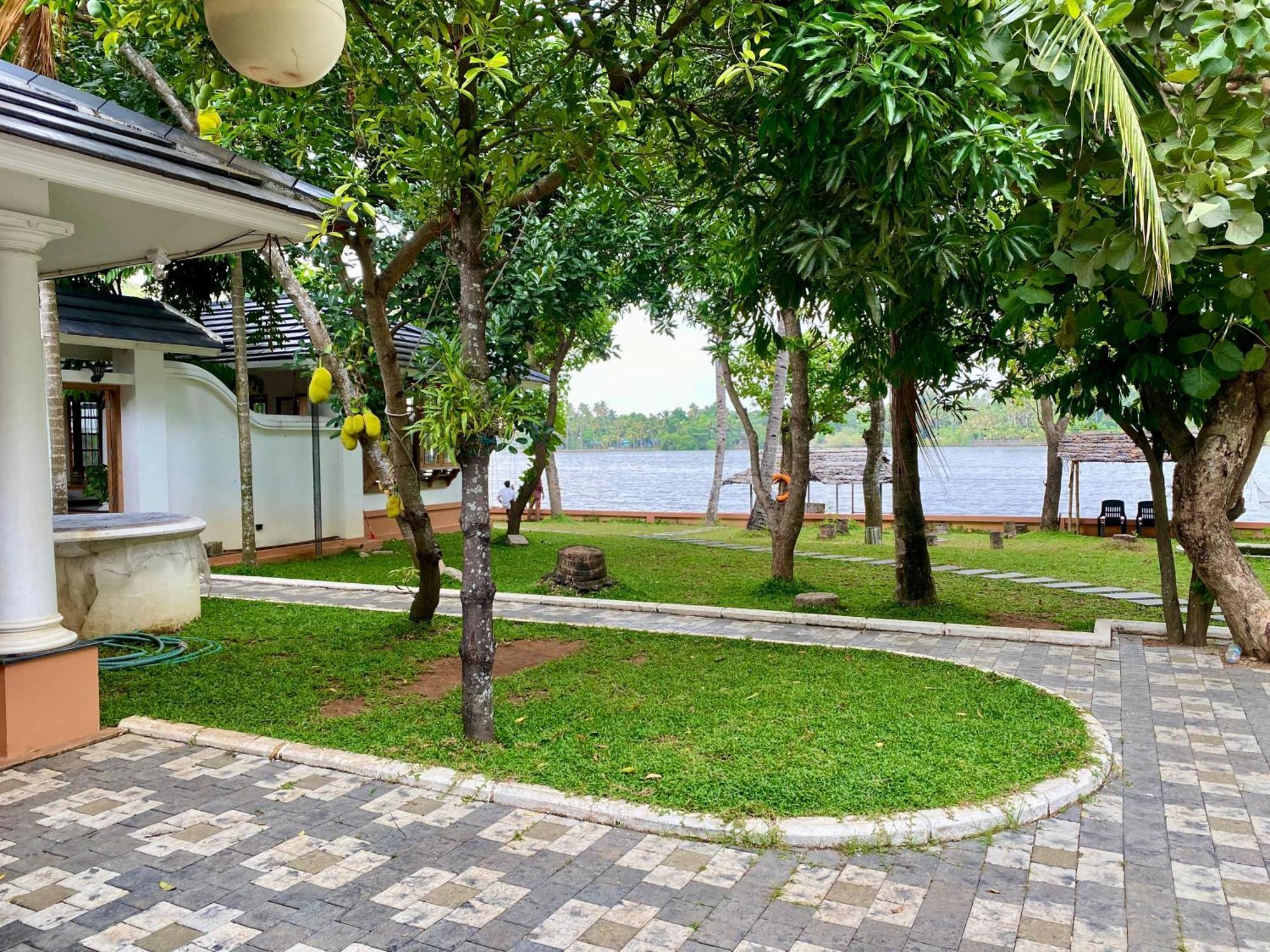 Waterfront By Palmyra Apartamento Kollam Exterior foto