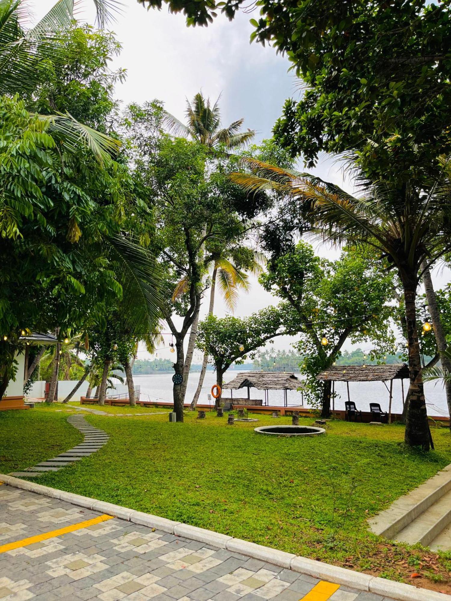 Waterfront By Palmyra Apartamento Kollam Exterior foto